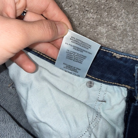 Silver Jeans Women's 26x31 Elyse Slim Bootcut Dark Wash Distressed Denim - Picture 9 of 12